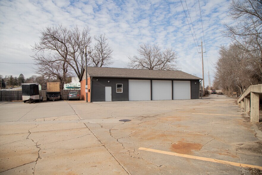 More Photos Of 101 Ashworth Rd, West Des Moines Showroom For Sale