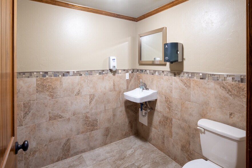 More Photos Of 12007 NE 23rd St, Choctaw Warehouse For Sale