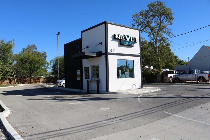 More Photos Of 1019 SW Military Dr, San Antonio General Retail For Sale