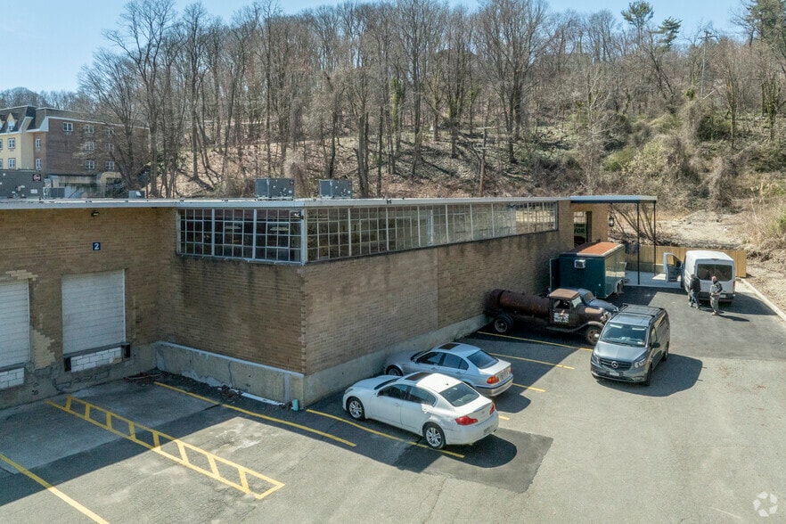 More Photos Of 34 Lumber Rd, Roslyn Warehouse For Lease