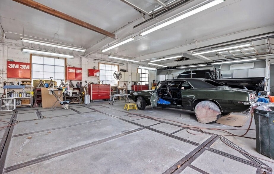 More Photos Of 2271 E Farragut Ave, Bristol Auto Repair For Sale