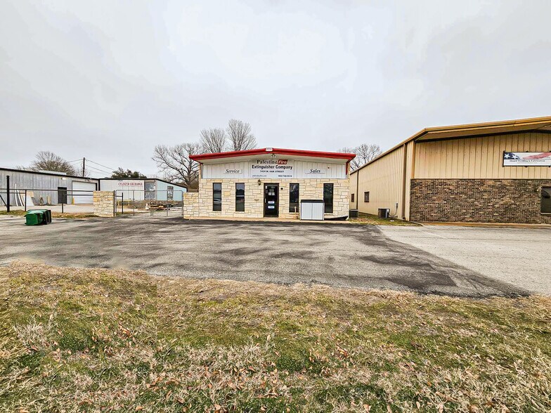 More Photos Of 5424 W Oak St, Palestine Showroom For Lease