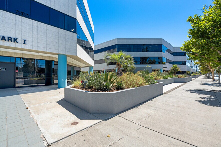 More Photos Of 6345 Balboa Blvd, Encino Unknown For Lease