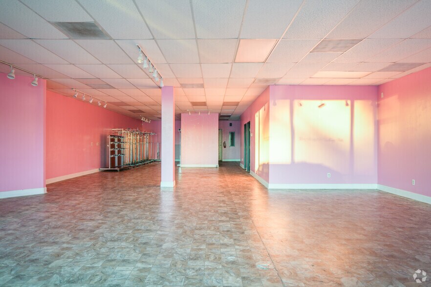 More Photos Of 901 N Polk St, DeSoto General Retail For Lease