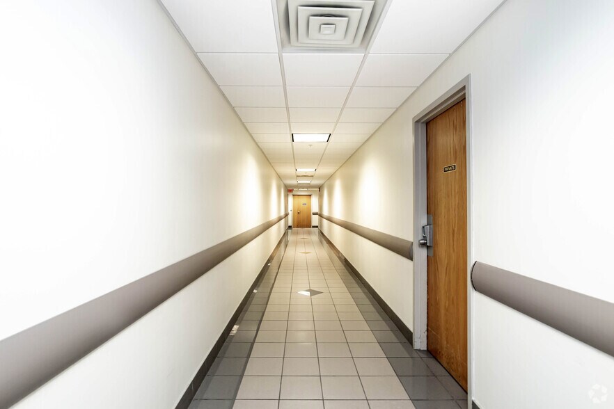 More Photos Of 5100 W Taft Rd, Liverpool Medical For Lease