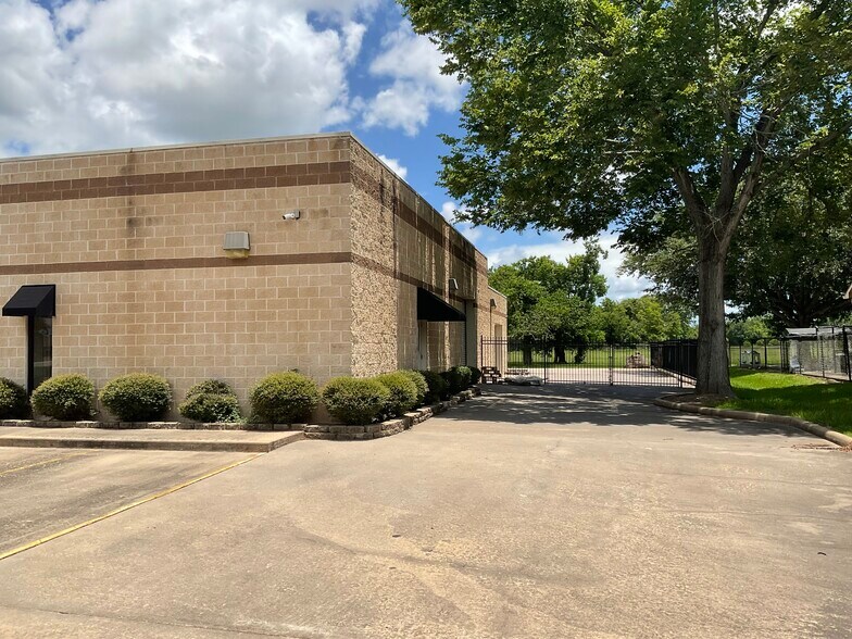 More Photos Of 1111 Anchor Rd, Angleton Light Distribution For Lease