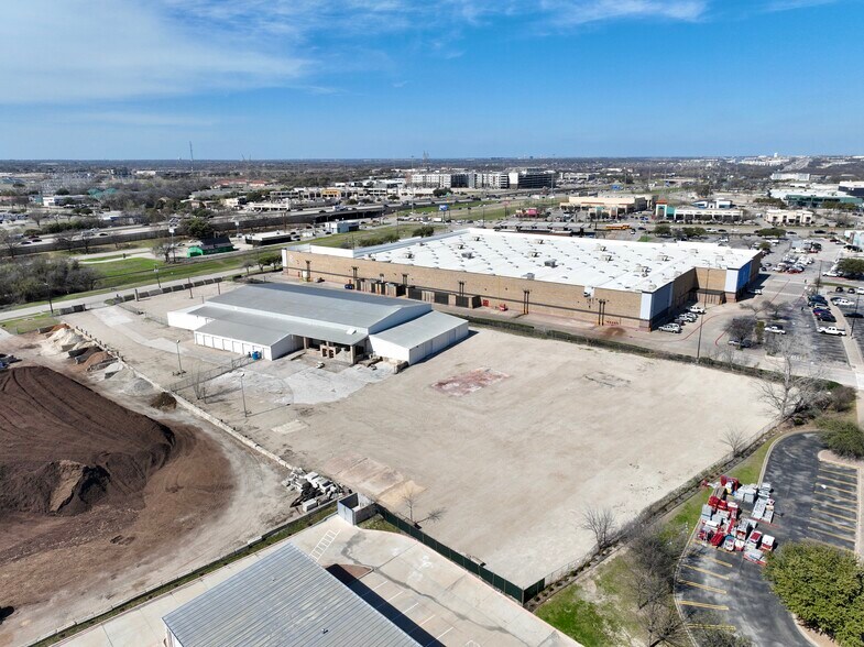 More Photos Of 6000 Split Trail Rd, Plano Warehouse For Lease