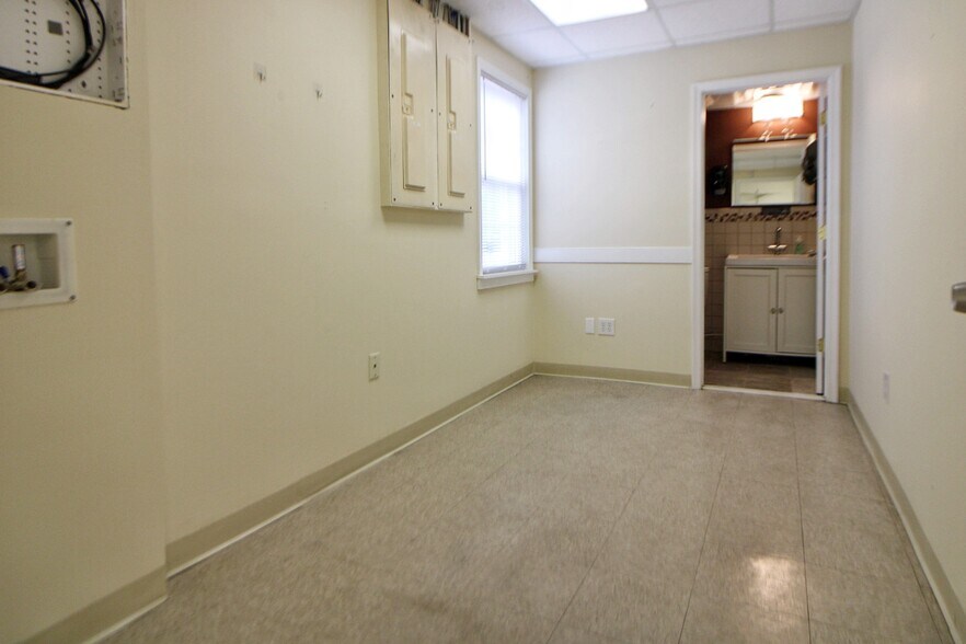 More Photos Of 101 Elm Ave, Louisa General Retail For Lease