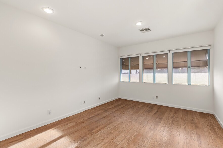 More Photos Of 2951-2953 Lincoln Blvd, Santa Monica Loft Creative Space For Sale