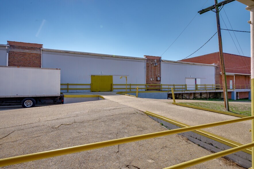 More Photos Of 200 N 13th St, Erwin Warehouse For Lease