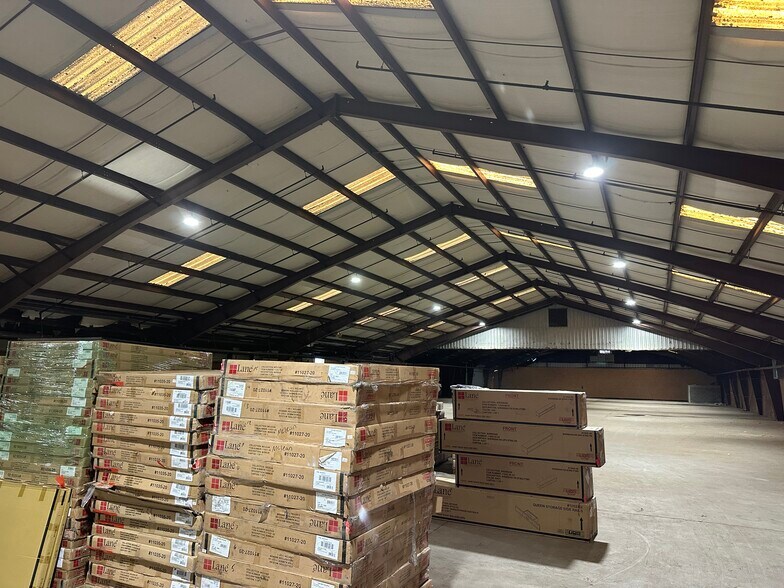 More Photos Of 658 Southern Ave, Fayetteville Warehouse For Lease