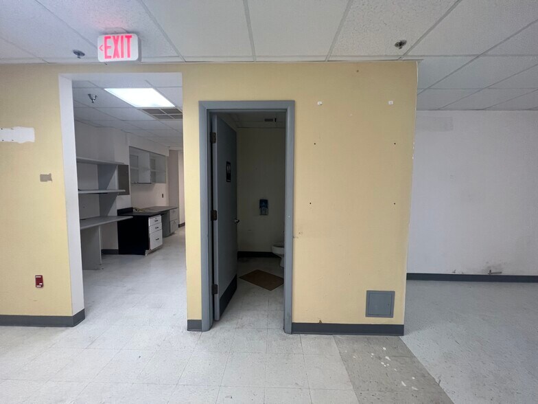 More Photos Of 420 Tamiami Trl S, Venice Medical For Sale