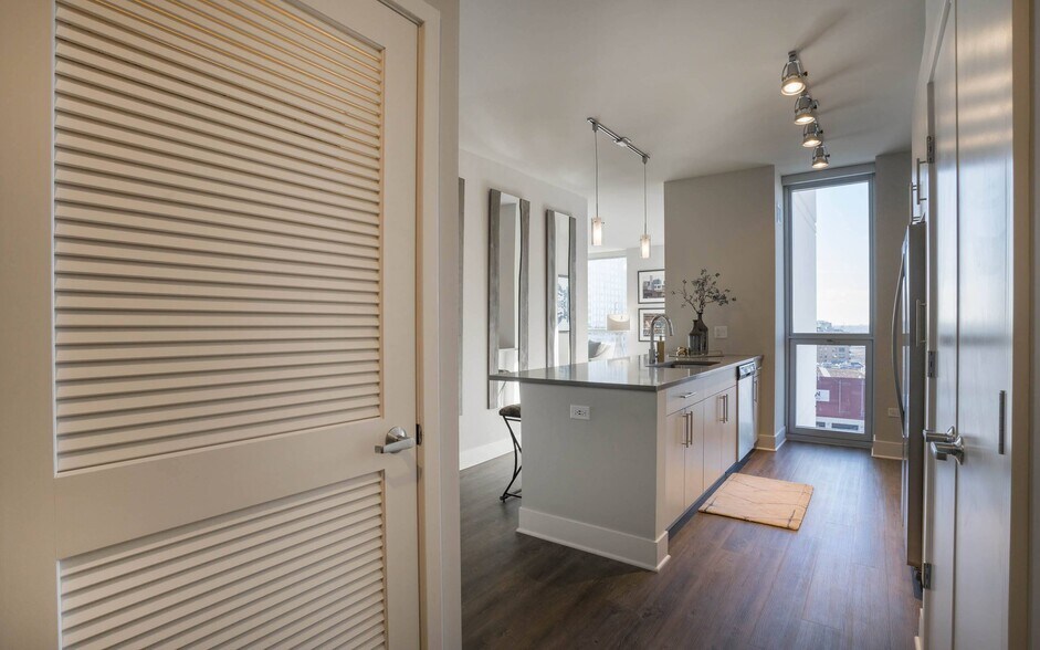 More Photos Of 801 S Financial Pl, Chicago Apartments For Lease