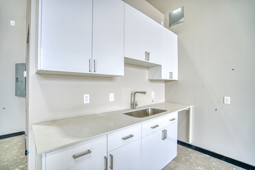 More Photos Of 168 Miller Dr, Dacono Flex For Lease