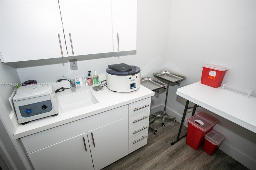 More Photos Of 1380 NE Miami Gardens Dr, North Miami Beach Medical For Lease