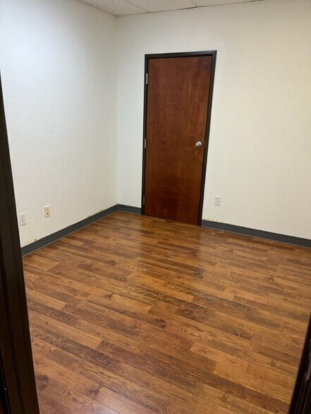 More Photos Of 11227 N Stemmons Fwy, Dallas Office Residential For Sale
