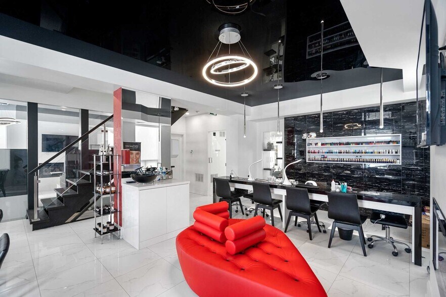 More Photos Of 62 Queen St S, Mississauga Freestanding For Lease