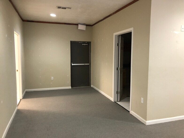 More Photos Of 3707 Fatta Dr, Dickinson Medical For Lease