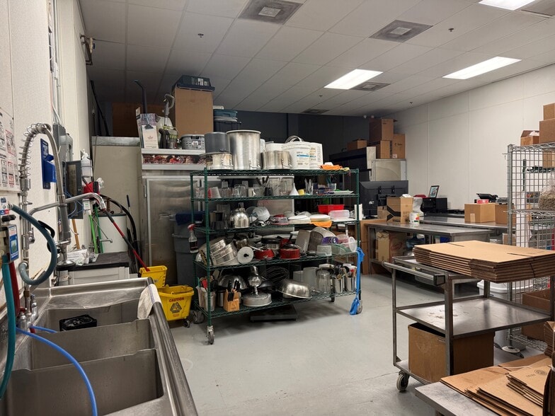 More Photos Of 14000-14046 NW 82nd Ave, Miami Lakes Light Distribution For Lease