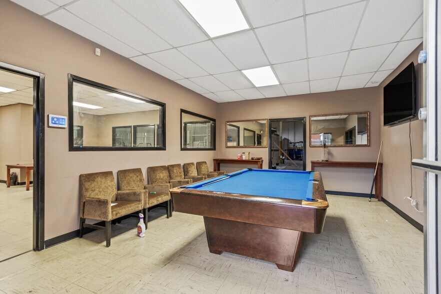 More Photos Of 1862 LATHAM St, Memphis Warehouse For Sale
