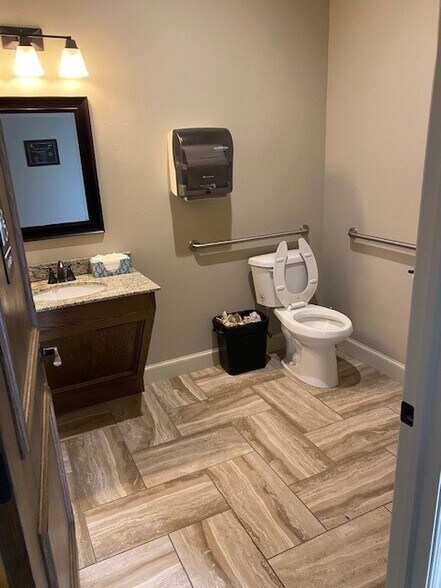 More Photos Of 2220 NW 164th St, Edmond Office For Sale