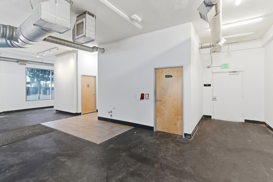 More Photos Of 215 S Citrus Ave, Covina Storefront For Lease