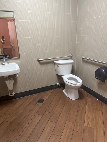 More Photos Of 13401 Blue Heron Beach Dr, Orlando Freestanding For Lease