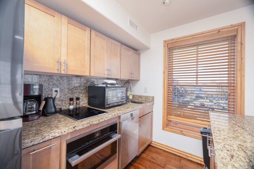 More Photos Of 186 Main St, Park City Freestanding For Sale