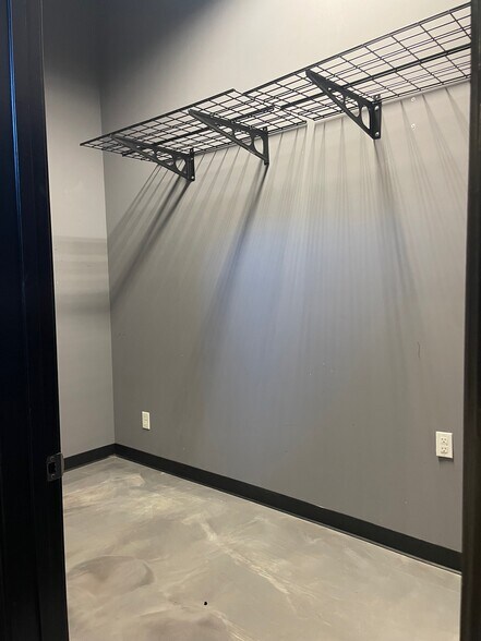 More Photos Of 2231 NW Broad St, Murfreesboro Showroom For Lease