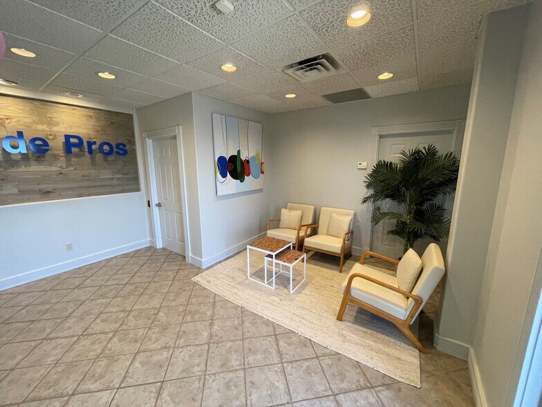 More Photos Of 301 S Southeast Loop 323, Tyler Showroom For Lease