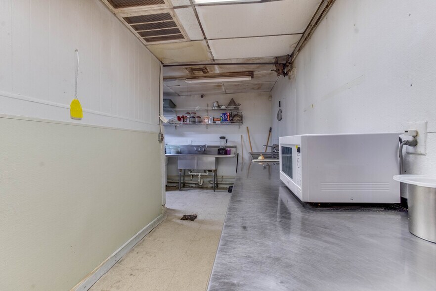 More Photos Of 2915 Market St, Baytown General Retail For Sale