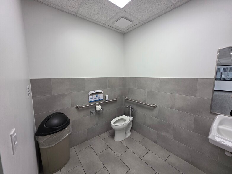 More Photos Of 17620 Eastex Fwy, Humble Industrial For Sale