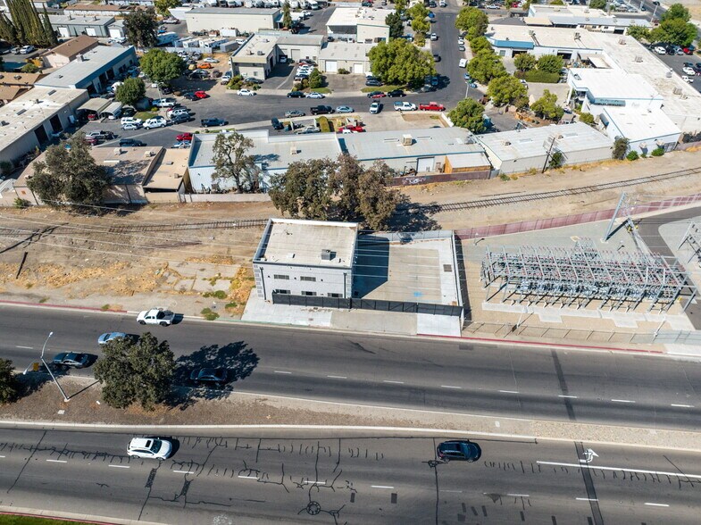 217 S Ben Maddox Way, Visalia, CA 93292 Service For Sale