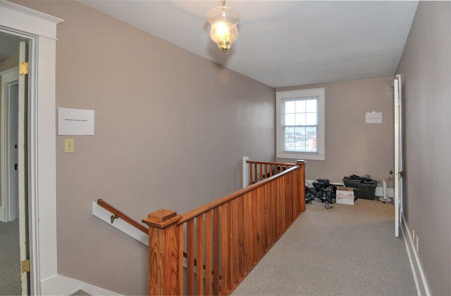 More Photos Of 5809 Bardstown Rd, Louisville Office Residential For Lease
