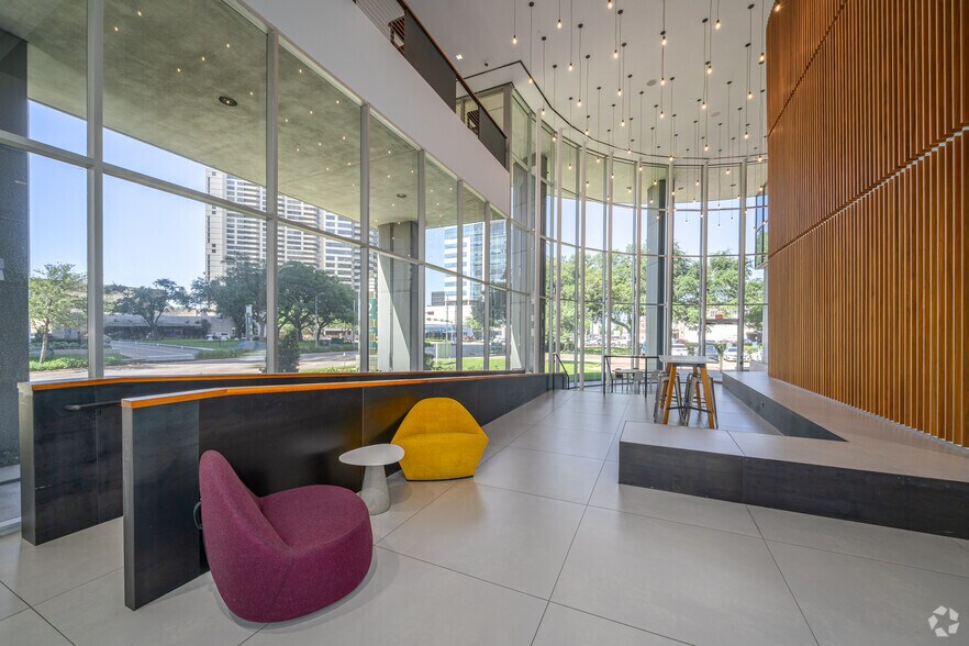 More Photos Of 12 Greenway Plz, Houston Coworking Space