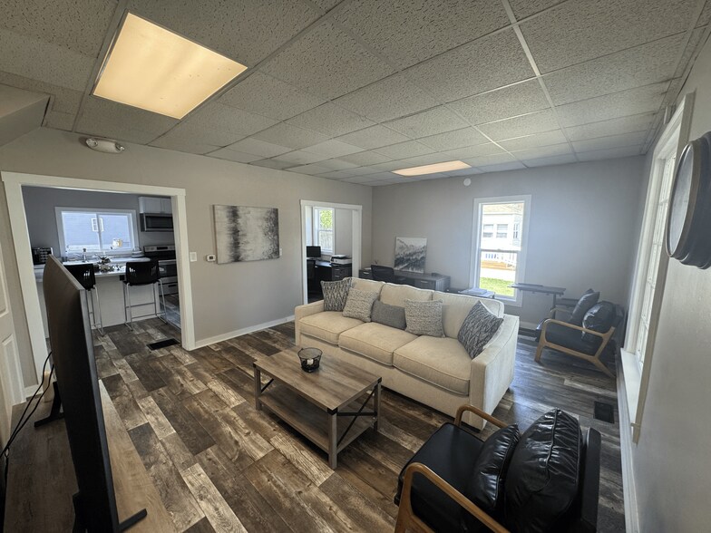 More Photos Of 1422 E Center St, Warsaw Freestanding For Sale