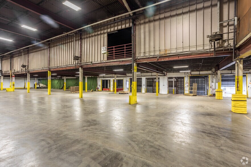 More Photos Of 1500 Delaware Ave, Des Moines Distribution For Sale
