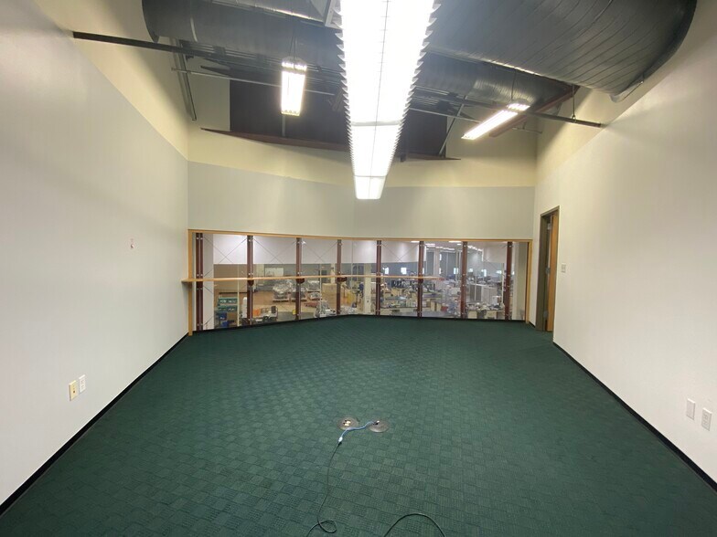 More Photos Of 7050 Burleson Rd, Austin Light Distribution For Sale