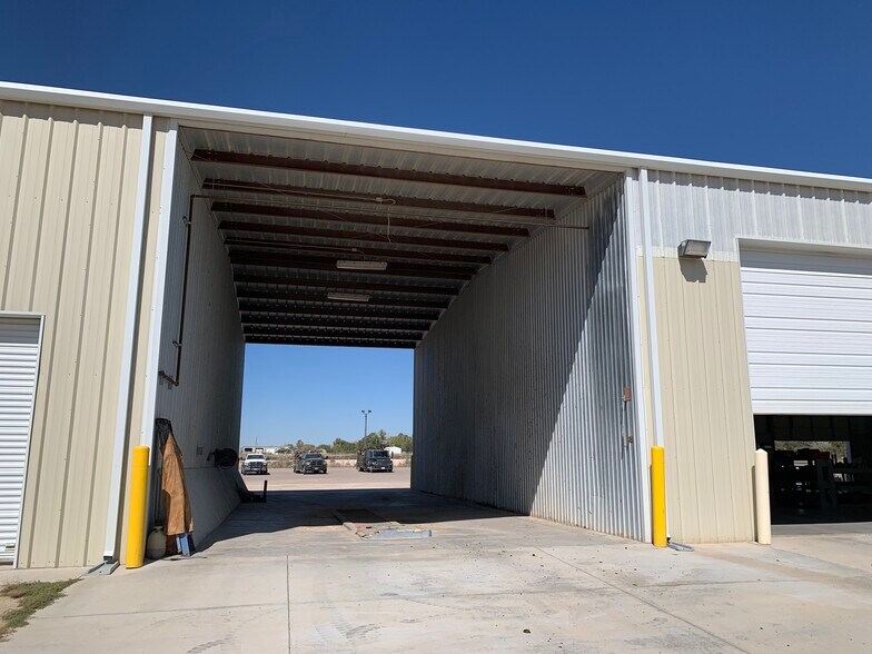 More Photos Of 1911 E County Road 140, Midland Service For Lease