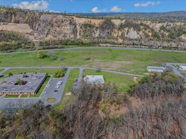 More Photos Of 204 Sand Mine Rd, Berkeley Springs Flex For Sale