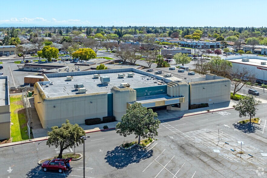 More Photos Of 635 Fairfield Dr, Merced Movie Theatre For Lease