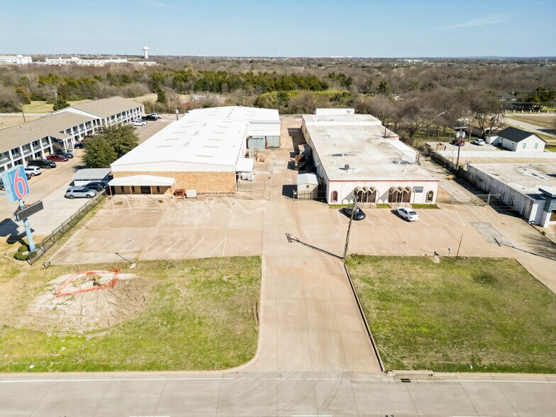 More Photos Of 1616 N Interstate 35 N, Lancaster Flex For Sale