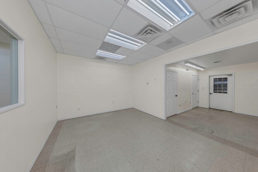 More Photos Of 565 Frederica Ln, Dunedin Warehouse For Lease