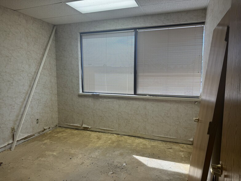 More Photos Of 8989 N Port Washington Rd, Bayside Office For Lease