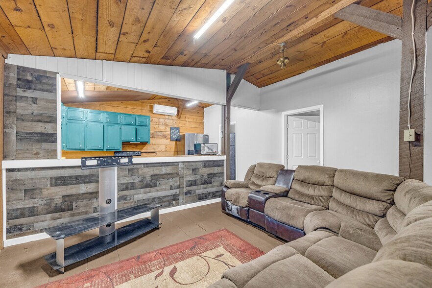 More Photos Of 252 Komplex Dr, Carnesville Warehouse For Sale