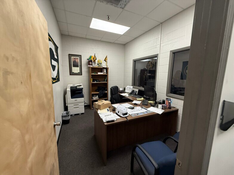 More Photos Of 900 S Thomasboro Dr, Charlotte Distribution For Lease