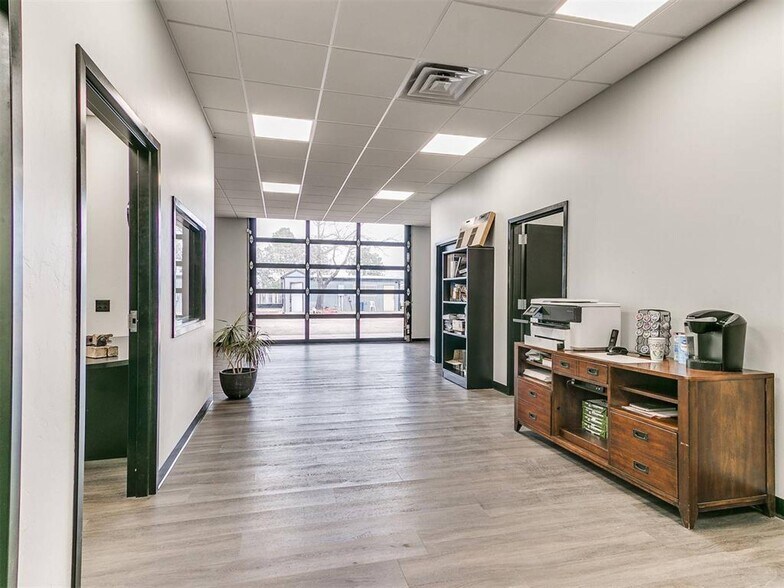 More Photos Of 6625 S Hiwassee Rd, Oklahoma City Showroom For Sale