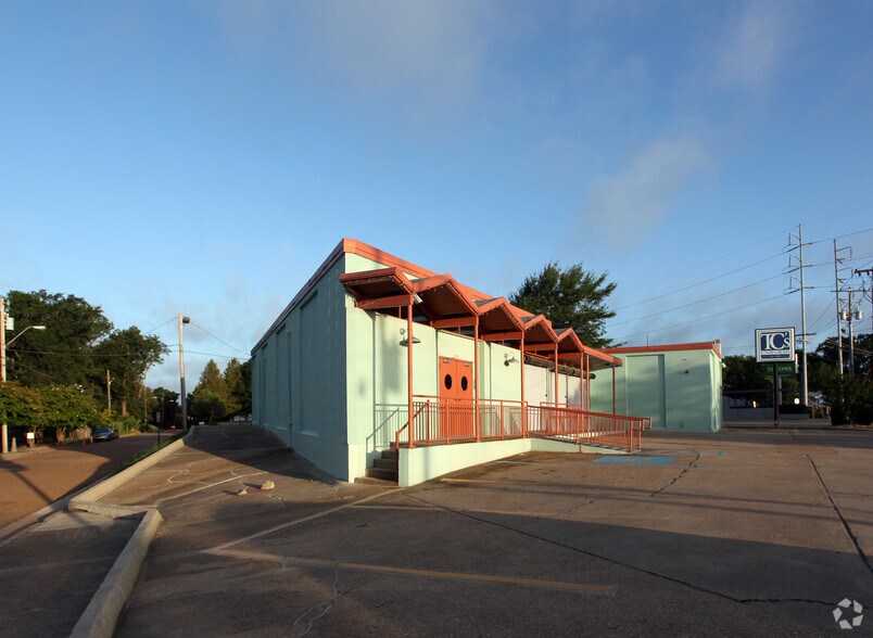 More Photos Of 2725 N State St, Jackson Freestanding For Lease