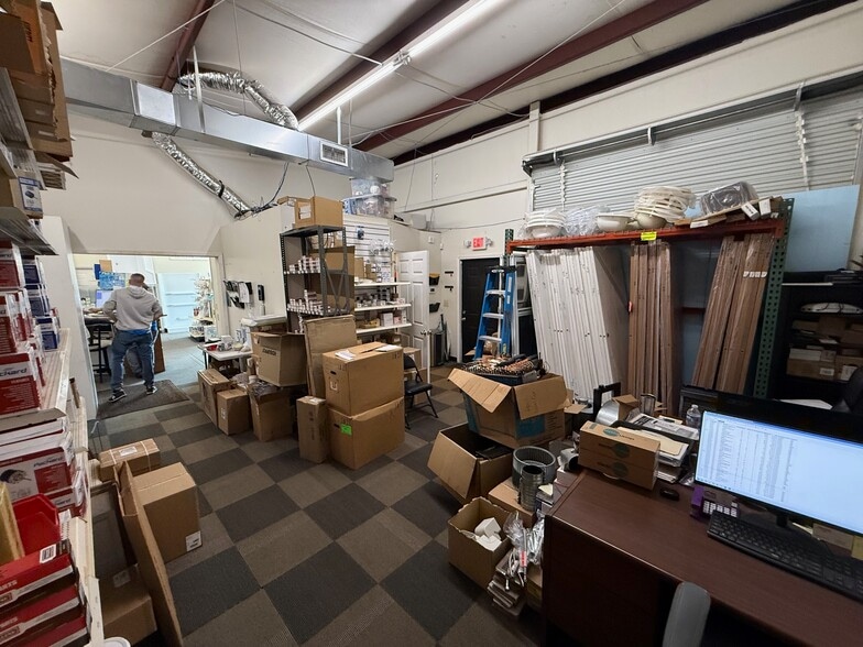 More Photos Of 1601 Spring Dr, Opelika Showroom For Lease