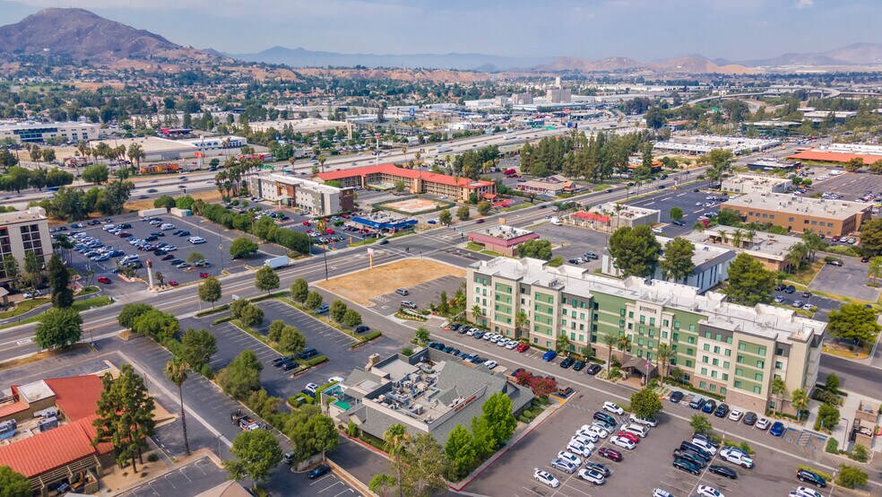 More Photos Of 1905 S Commerce Center Dr E, San Bernardino Restaurant For Lease